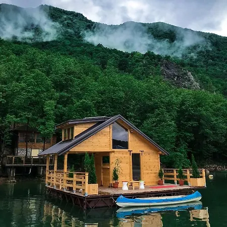 Floating House Perucijana Дом отдыха *
