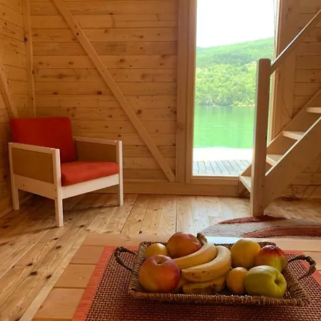 Floating House Perucijana * Баина-Башта
