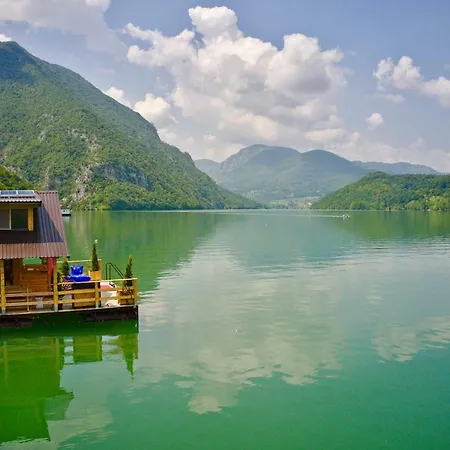 Дом отдыха Floating House Perucijana