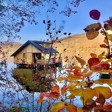 Floating House Perucijana Дом отдыха Баина-Башта